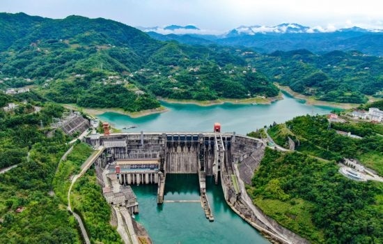 這是陜西安康水電站大壩（2024年6月21日攝，無(wú)人機(jī)照片）。新華社記者 蔡湘鑫 攝