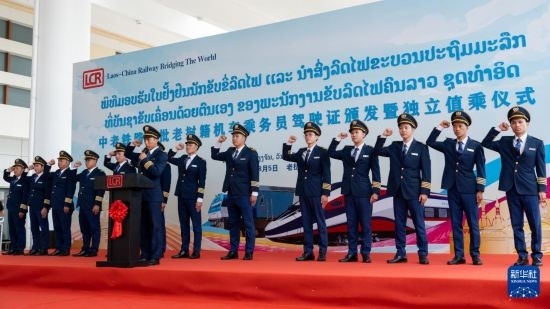 8月5日，在中老鐵路萬(wàn)象站，中老鐵路首批14名老撾籍火車司機(jī)進(jìn)行宣誓。新華社發(fā)（凱喬 攝）