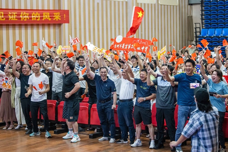 北京時間7月27日，2024年巴黎奧運(yùn)會首個比賽日，在射擊10米氣步槍混合團(tuán)體比賽中，中國選手黃雨婷/盛李豪獲得金牌。圖為黃雨婷的母校師生們通過收看奧運(yùn)直播的方式為她加油助威。