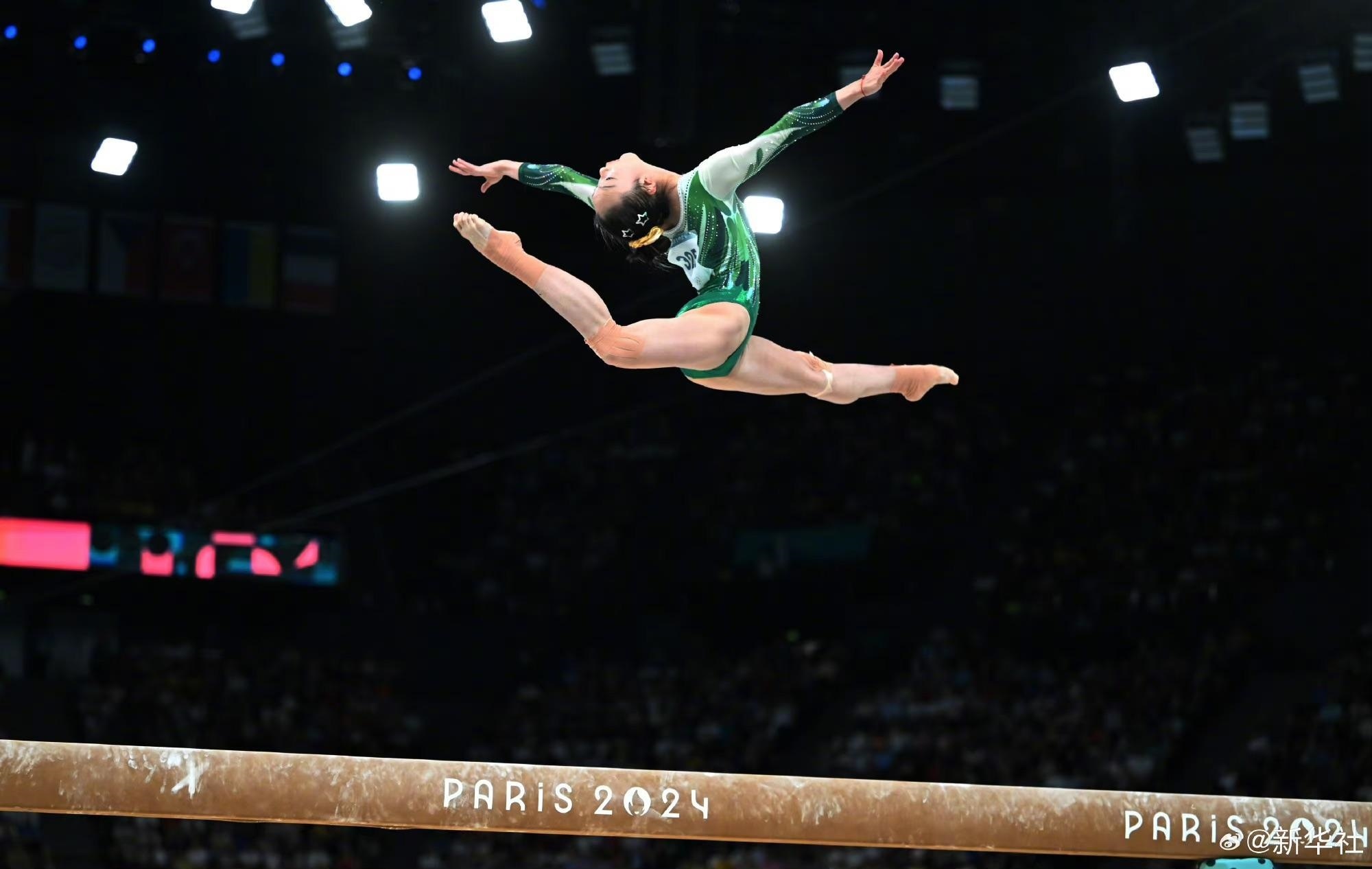 巴黎奧運會體操女子平衡木比賽中，中國選手周雅琴的靚麗身姿