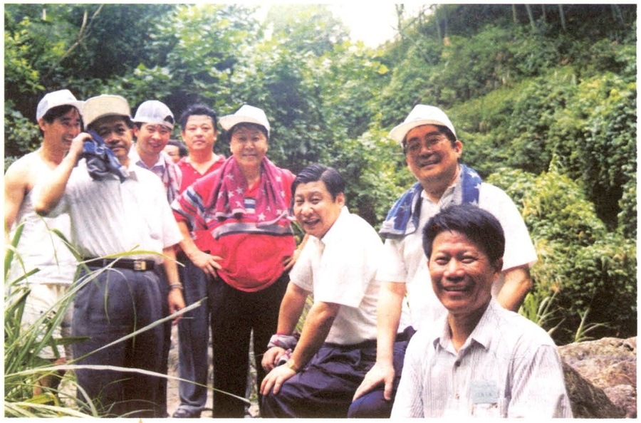 1999年6月，習(xí)近平在福州森林公園參加紀念毛主席“發(fā)展體育運動，增強人民體質(zhì)”題詞47周年登山健身活動。（資料照片，來源：《習(xí)近平在福建》（下））