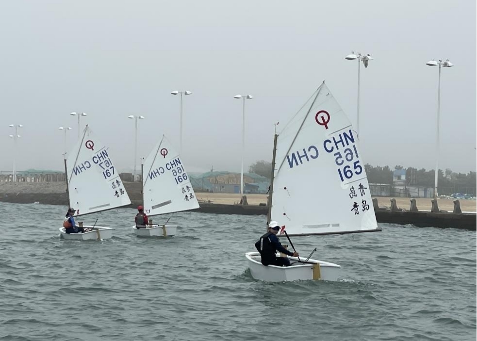 青島市嶗山區(qū)中韓小學帆船社團進行帆船訓練。青島市嶗山區(qū)教育和體育局供圖