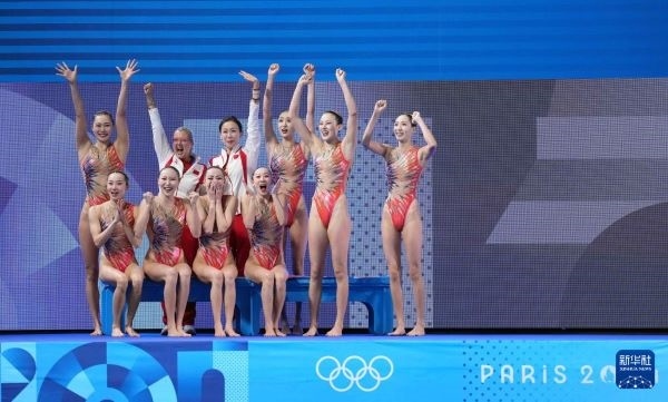 北京時(shí)間8月8日凌晨，巴黎奧運(yùn)會(huì)花樣游泳集體項(xiàng)目的最后一項(xiàng)比賽集體技巧自選在巴黎奧林匹克水上運(yùn)動(dòng)中心舉行。中國隊(duì)奪得花樣游泳集體項(xiàng)目金牌。圖為中國隊(duì)在比賽后慶祝奪冠。新華社記者 薛宇舸 攝