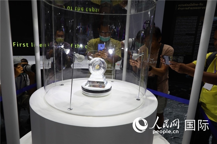 “嫦娥五號(hào)”探測(cè)器從月球帶回的月球樣品在泰國展出。人民網(wǎng)記者簡承淵攝