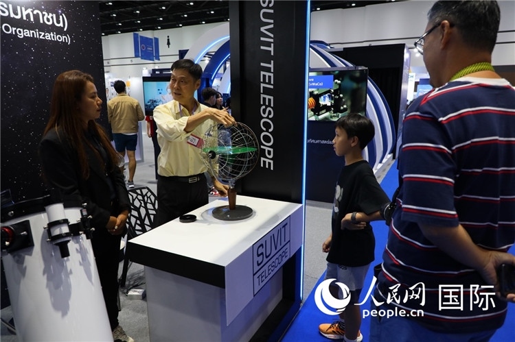 專家向觀眾講述航天知識(shí)。人民網(wǎng)記者簡承淵攝。