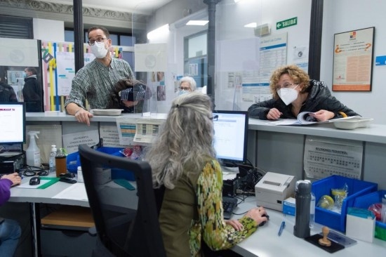 1月15日，人們在西班牙馬德里一家診所內(nèi)就診。新華社發(fā)（古斯塔沃·巴連特?cái)z）