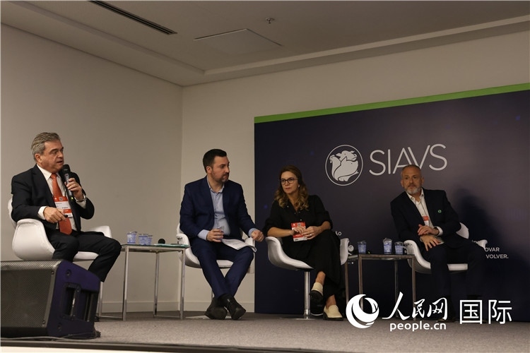 巴西動(dòng)物蛋白協(xié)會(huì)高層管理人員在展覽會(huì)舉辦前接受外國(guó)記者采訪。 人民網(wǎng)記者 時(shí)元皓攝