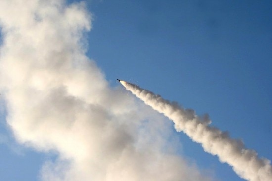 這張2011年6月28日在伊朗中部城市庫姆附近拍攝的照片顯示，一枚導彈在“偉大先知６”軍事演習中發(fā)射升空。新華社發(fā)