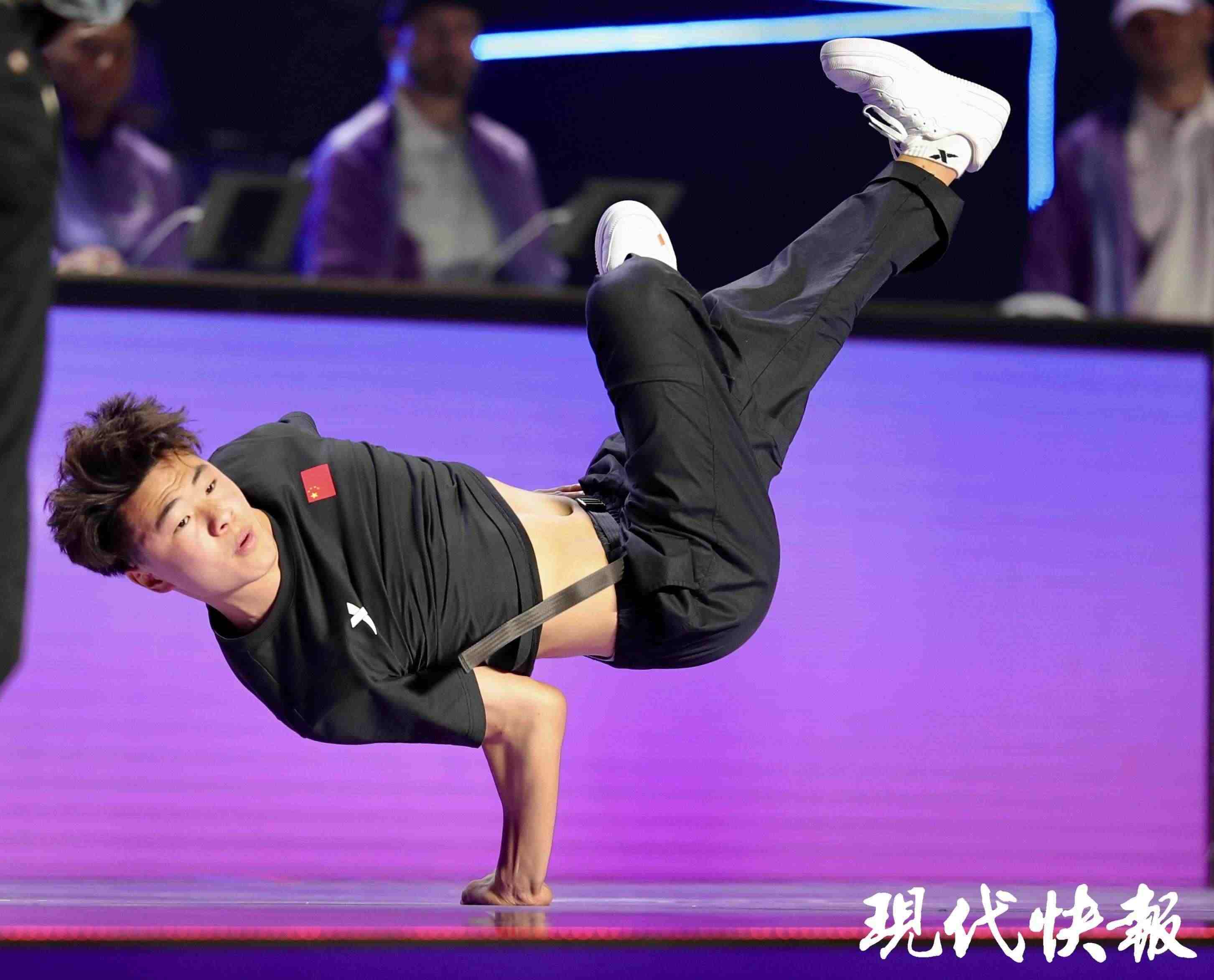中國運(yùn)動(dòng)員亓祥宇在霹靂舞比賽上