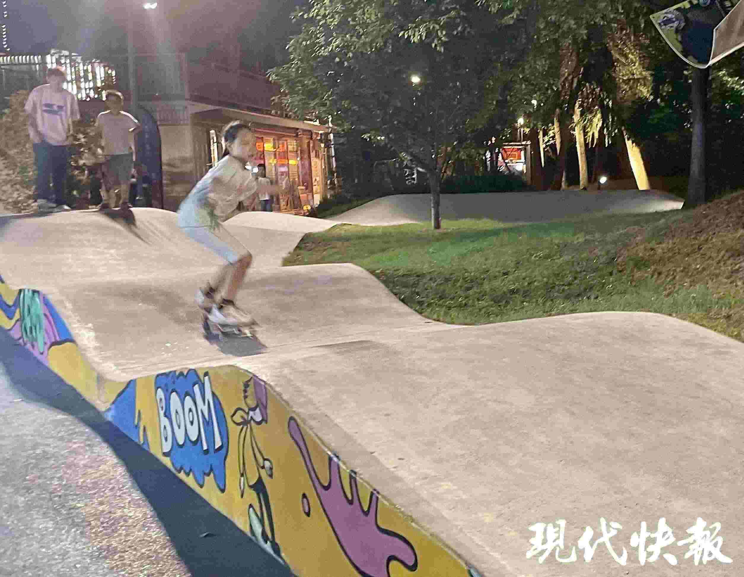南京西城·夜未央的滑板場(chǎng)地上，一群青少年正在玩滑板