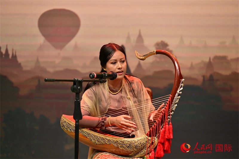 緬甸藝術(shù)家在開(kāi)幕式上表演緬甸傳統(tǒng)樂(lè)器彎琴-人民網(wǎng)記者謝佳君攝