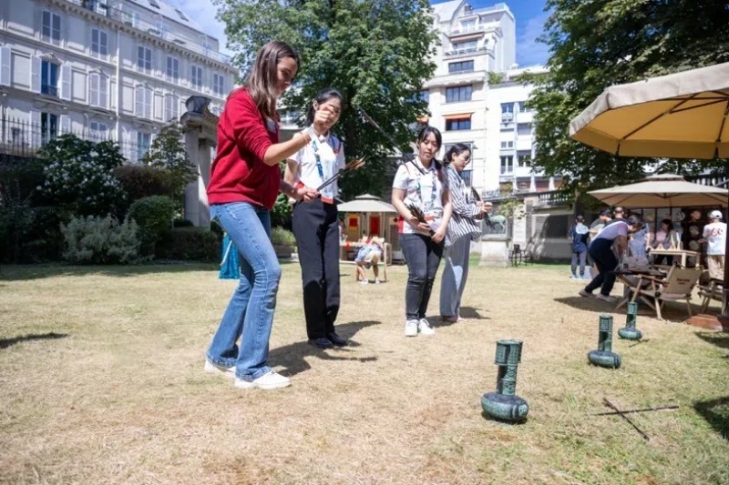 中外友人體驗(yàn)投壺游戲。巴黎