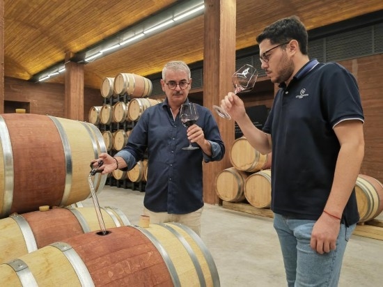  8月7日，尼古拉·格里馬（左）與同事在酒窖中。新華社記者 劉海 攝