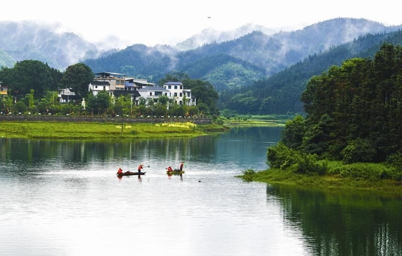 2024年6月5日，志愿者在湖南常寧市洋泉水庫(kù)清理水面漂浮物。