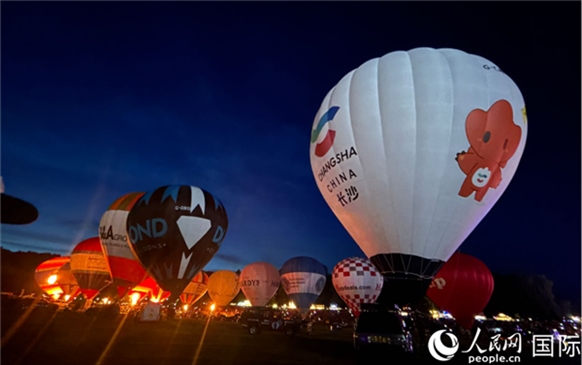 來(lái)自中國(guó)長(zhǎng)沙的定制熱氣球亮相布里斯托國(guó)際氣球節(jié)。人民網(wǎng)記者 余穎攝