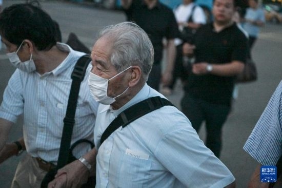 8月12日晚，侵華日軍第七三一部隊(duì)（簡(jiǎn)稱“731部隊(duì)”）“少年隊(duì)”原隊(duì)員清水英男，乘機(jī)抵達(dá)哈爾濱。新華社記者 王松 攝