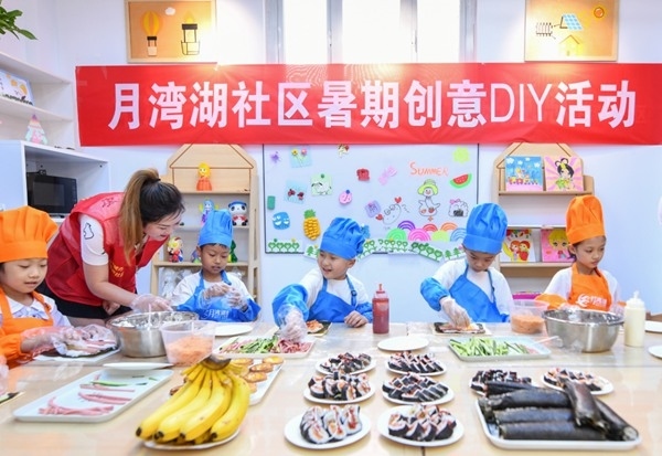 漯河市月灣湖社區(qū)青少年活動(dòng)室里，志愿者教孩子們做手工。 齊國(guó)霞攝