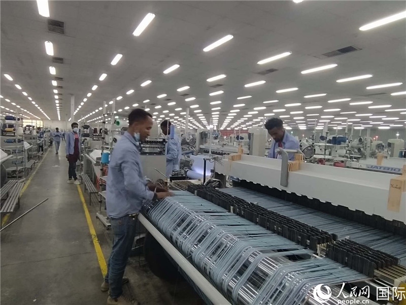 無錫金茂埃塞面料廠車間內(nèi)，當?shù)毓と苏谝唤z不茍地作業(yè)。人民網(wǎng)記者 黃培昭攝