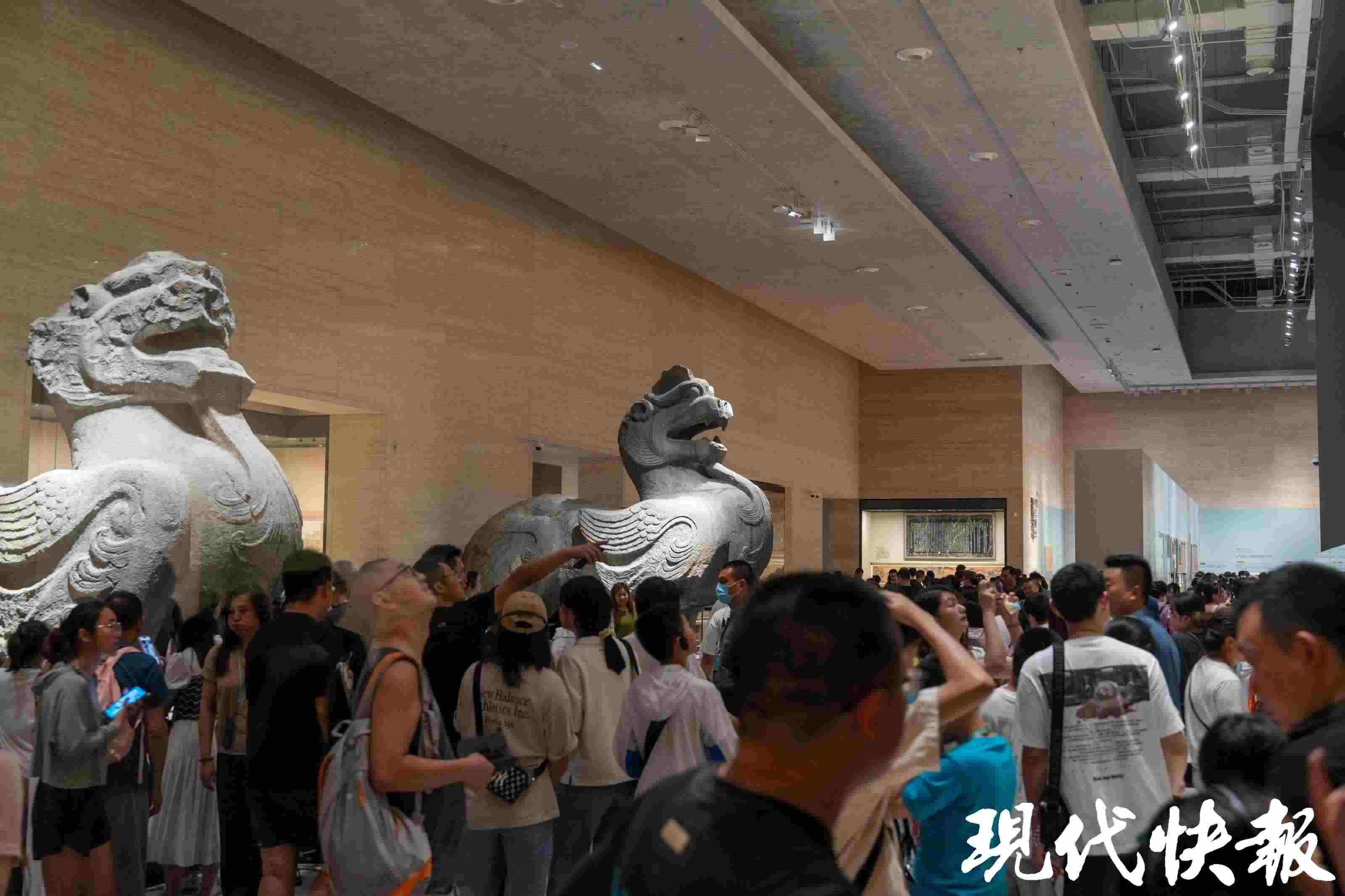 揚(yáng)州中國(guó)大運(yùn)河博物館內(nèi)游人如織