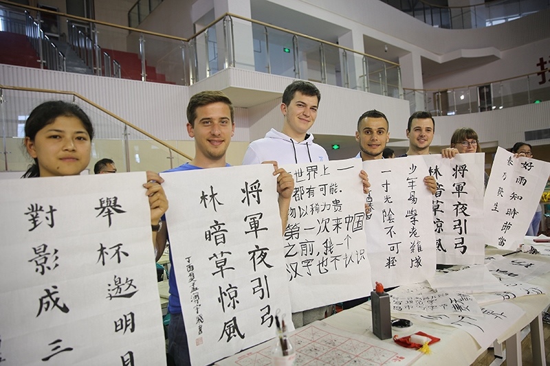 2017年6月5日，來自青島大學(xué)和中國石油大學(xué)（華東）的外國留學(xué)生在展示現(xiàn)場完成的書法作品。