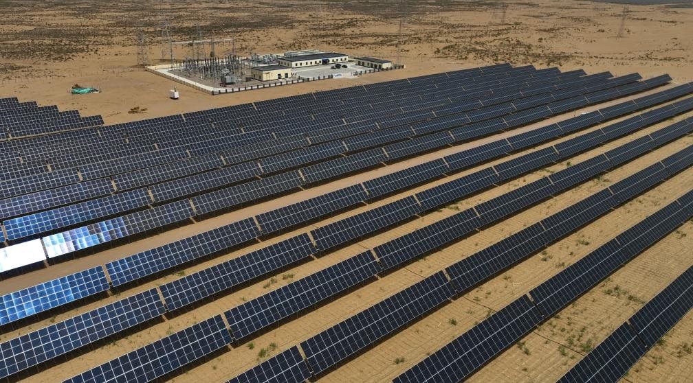 這是2024年5月16日拍攝的內(nèi)蒙古巴彥淖爾市磴口縣烏蘭布和沙漠光伏基地。新華社記者李云平攝