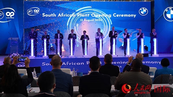 嘉賓點亮燈柱。人民網(wǎng) 張茜攝