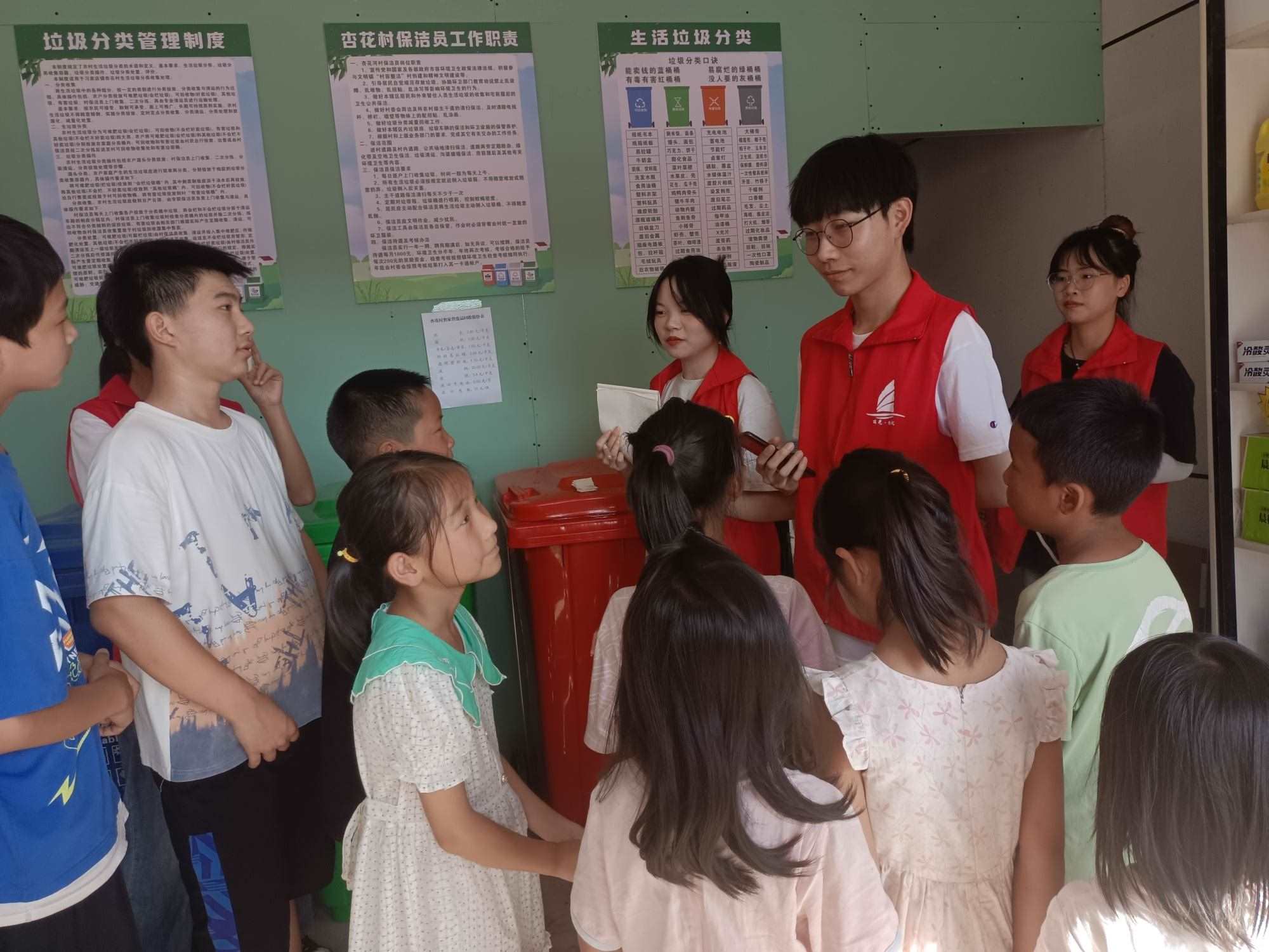 “小水滴”志愿服務(wù)隊進校園宣講環(huán)保內(nèi)容