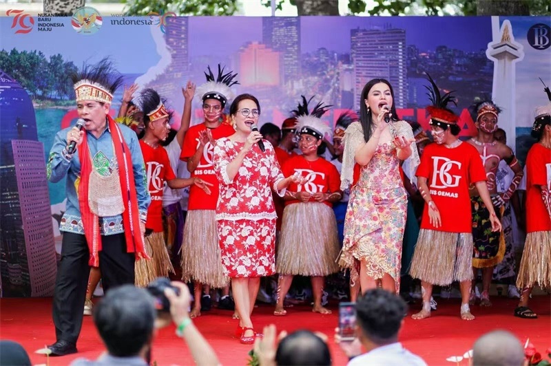 大使夫婦與演員一起共唱《明天會(huì)更好》。