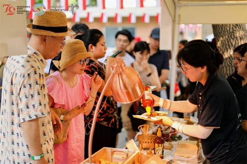 游客品嘗傳統(tǒng)印尼美食。