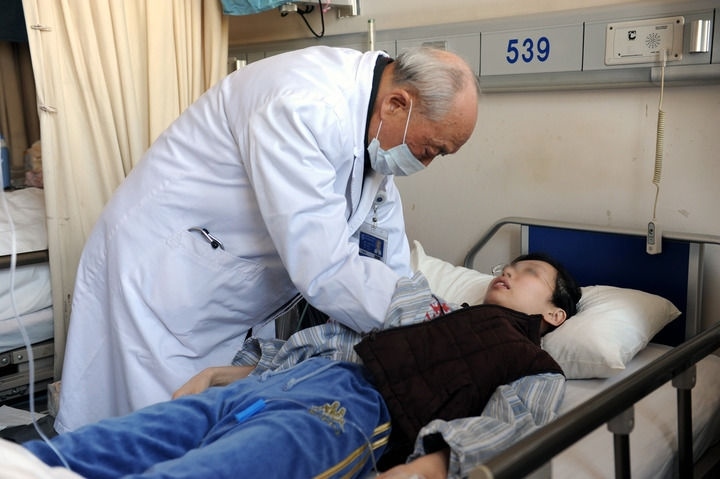 瑞金醫(yī)院終身教授王振義在上海瑞金醫(yī)院為病人看?。ㄙY料照片）。 新華社發(fā)