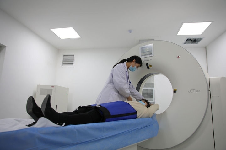 2023年3月2日，安徽省合肥市包河區(qū)煙墩街道社區(qū)衛(wèi)生服務(wù)中心的醫(yī)護(hù)人員為患者進(jìn)行CT檢查。 新華社記者 曹力 攝