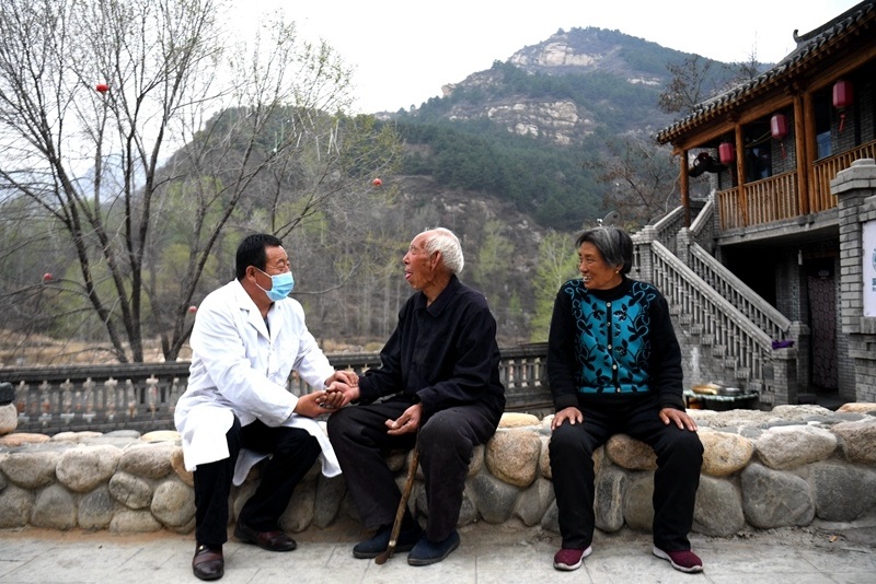2020年4月15日，在河北阜平縣龍泉關(guān)鎮(zhèn)駱駝灣村，村醫(yī)霍建國為村民把脈。