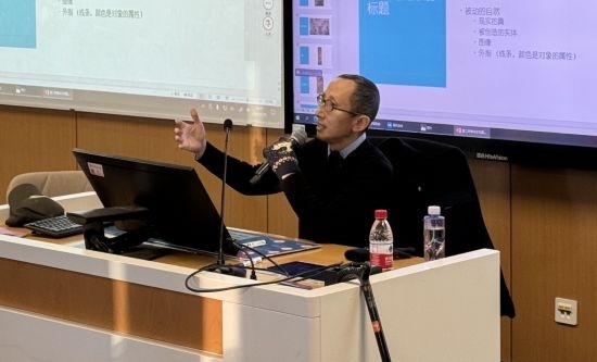 從去年秋天起，還在治療中的朱銳就堅持給本科生開課。（受訪者供圖）