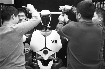 科研人員在調(diào)試機(jī)器人。新華社記者 金立旺攝