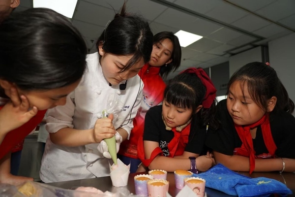 一日營首發(fā)團探訪技能大師工作室并現(xiàn)場開展實踐體驗活動。徐匯區(qū)總工會供圖