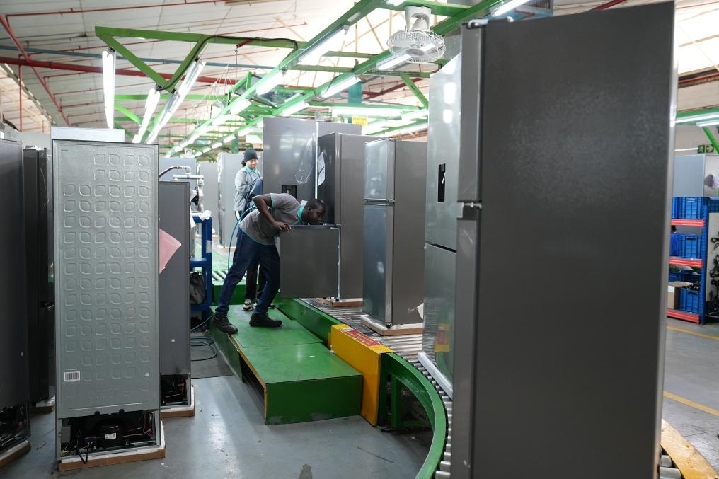 8月14日，在南非開普敦，當?shù)貑T工在海信南非工業(yè)園的冰箱生產(chǎn)線上工作。新華社記者王雷攝