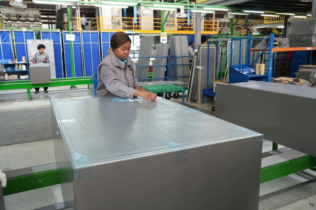 8月14日，在南非開普敦，當?shù)貑T工在海信南非工業(yè)園的冰箱生產(chǎn)線上工作。新華社記者王雷攝