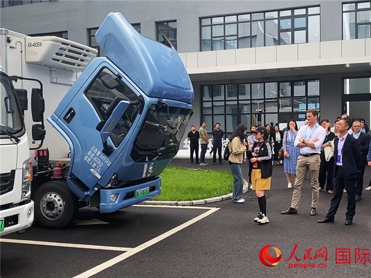 于民向駐華外交官和國(guó)際組織駐華代表介紹燃料電池車(chē)型。人民網(wǎng)記者 于洋攝