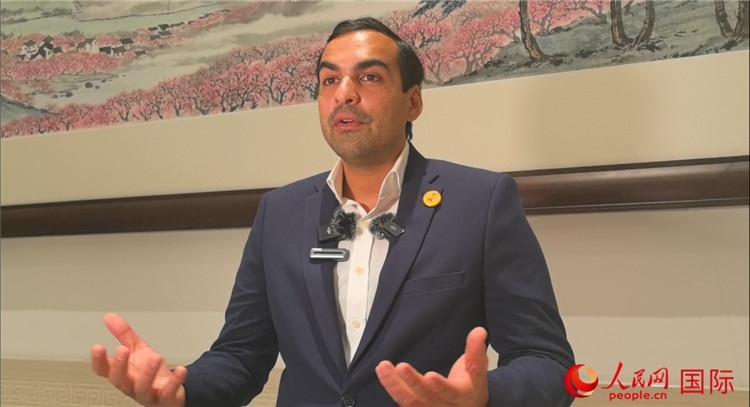 毛里求斯民議會議長阿德里安·夏爾·杜瓦爾接受媒體采訪。人民網(wǎng) 鐘文興攝