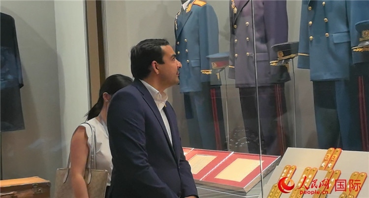 毛里求斯民議會議長阿德里安·夏爾·杜瓦爾參觀中國共產黨歷史展覽館。人民網(wǎng) 鐘文興攝