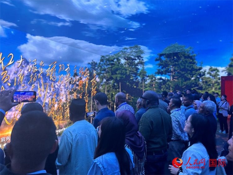 代表團(tuán)在全景影院中感受長(zhǎng)征場(chǎng)景。人民網(wǎng) 曹欣悅攝