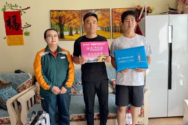 劉傲寒父子收到錄取通知書。北航供圖