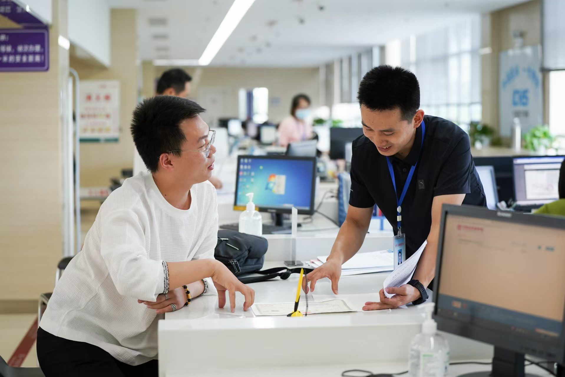 安徽省池州市市民在市政務(wù)服務(wù)大廳辦理業(yè)務(wù)。人民網(wǎng)記者 王銳攝