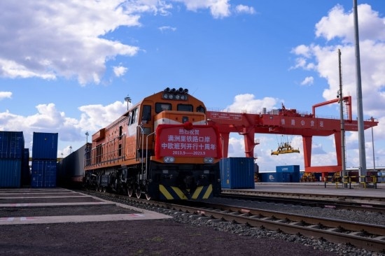 2023年9月20日，一列中歐班列行駛在內(nèi)蒙古滿洲里站貨運車間集裝箱場。作為我國向北開放的“橋頭堡”、中歐班列“東通道”的重要口岸，滿洲里鐵路口岸不斷加大中歐班列通道能力建設(shè)，進一步提升運輸效率和品質(zhì)