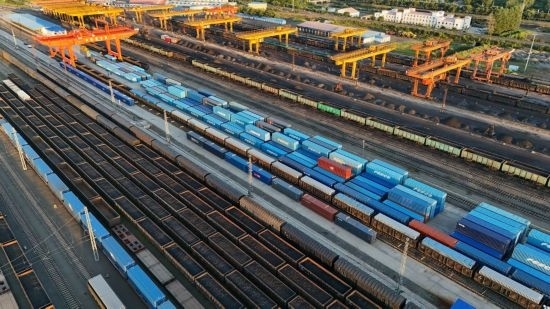 這是2024年8月14日在黑龍江綏芬河鐵路口岸集裝箱換裝場拍攝的集裝箱換裝作業(yè)現(xiàn)場（無人機照片）。今年前七個月，綏芬河鐵路口岸開行中歐班列573列，運量達55246標(biāo)箱，同比分別增長23%和18%，班列數(shù)量持續(xù)保持高位運行。