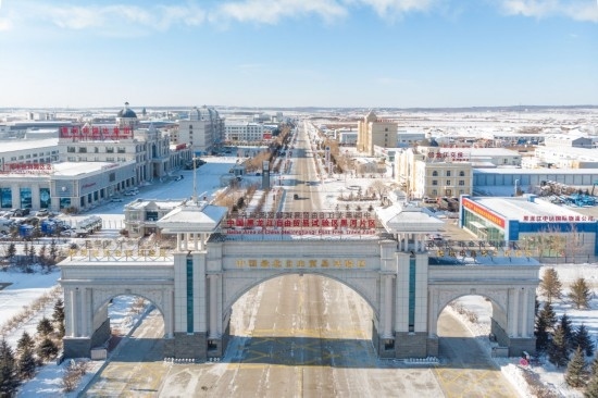 這是2024年1月31日拍攝的中國（黑龍江）自由貿(mào)易試驗區(qū)黑河片區(qū)（無人機照片）。五年來，中國（黑龍江）自由貿(mào)易試驗區(qū)將“試驗田”種成“高產(chǎn)田”，以全省萬分之三的面積，貢獻了全省約五分之一的實際使用外資和七分之一的外貿(mào)進出口，在對外合作、降低物流成本、培育特色產(chǎn)業(yè)和新業(yè)態(tài)新模式等方面深入探索，成功產(chǎn)出超過300項制度創(chuàng)新成果。