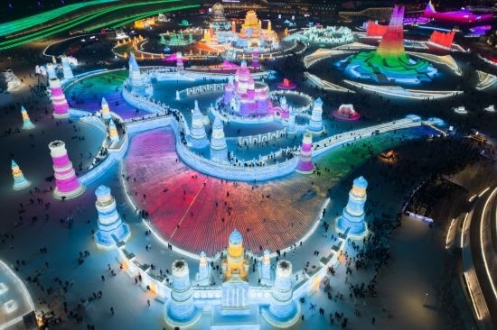 2024年1月1日，來自世界各地的游客在哈爾濱冰雪大世界園區(qū)內(nèi)游玩（無人機照片）。