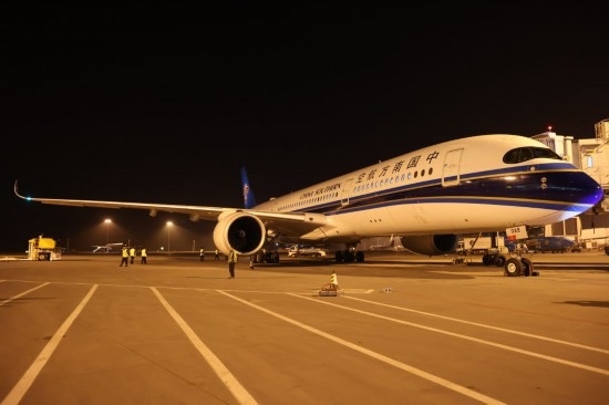 2024年4月24日晚，南航沈陽-法蘭克福CZ8021首航航班在沈陽桃仙國際機場準(zhǔn)備起飛。這是國內(nèi)航司在東北地區(qū)開通的首條直飛德國定期航線。