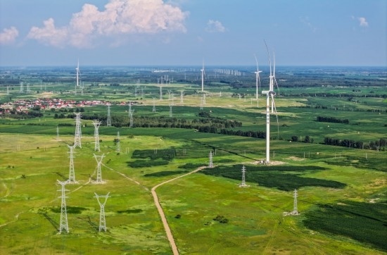 這是2024年7月19日拍攝的內(nèi)蒙古通遼238萬千瓦風(fēng)電項目（無人機照片）。此項目每年可將75億千瓦時清潔電能經(jīng)扎魯特—青州±800（千伏）直流特高壓外送通道送至山東地區(qū)消納，相當(dāng)于滿足受端地區(qū)超過300萬戶居民家庭用電需求，節(jié)約標(biāo)煤261萬噸，減少二氧化碳排放634萬噸。