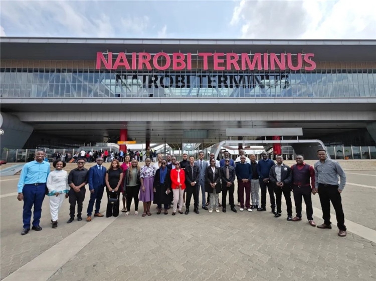 留學(xué)生們參訪中企承建的蒙內(nèi)鐵路。中國(guó)駐肯尼亞大使館供圖